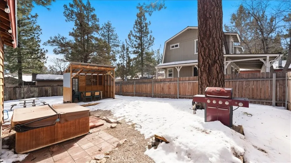 573 Spruce Sugarloaf, CA 92386