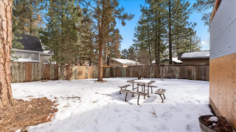 573 Spruce Sugarloaf, CA 92386