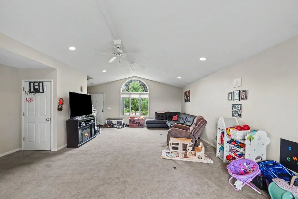 678 Apache Drive Fremont City, MI 49412