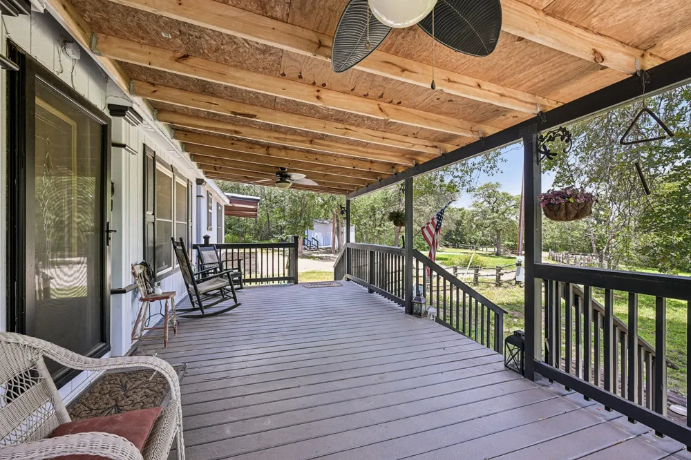 541 Hidden Oaks Drive Elgin, TX 78621