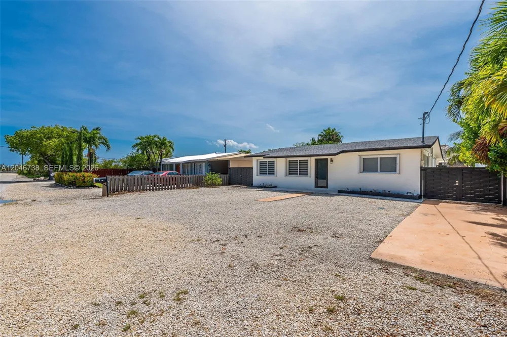 16 Fishermans Trl Key Largo, FL 33037