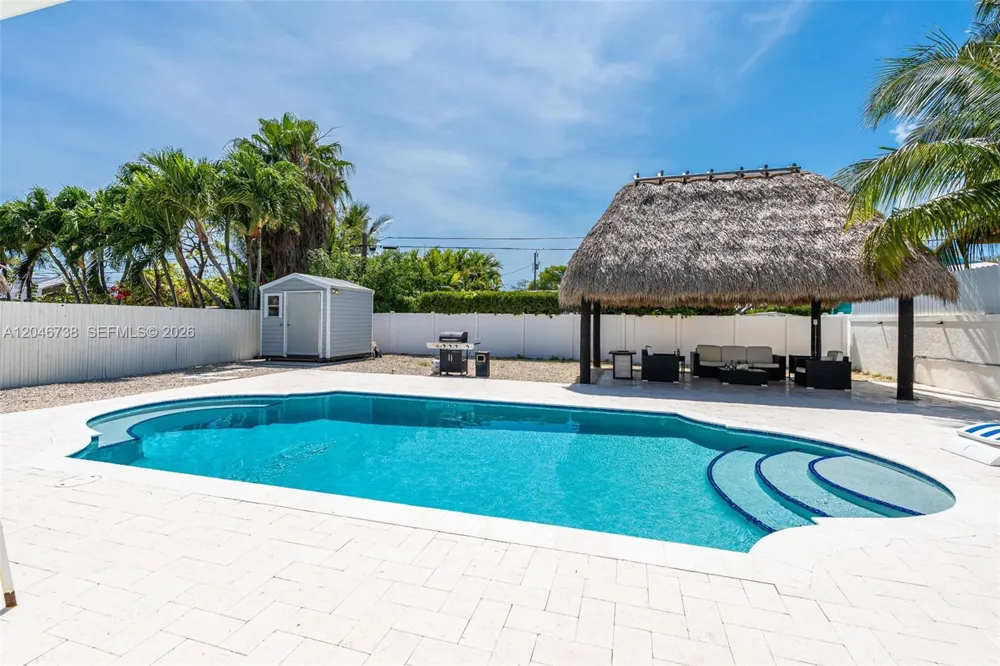 16 Fishermans Trl Key Largo, FL 33037