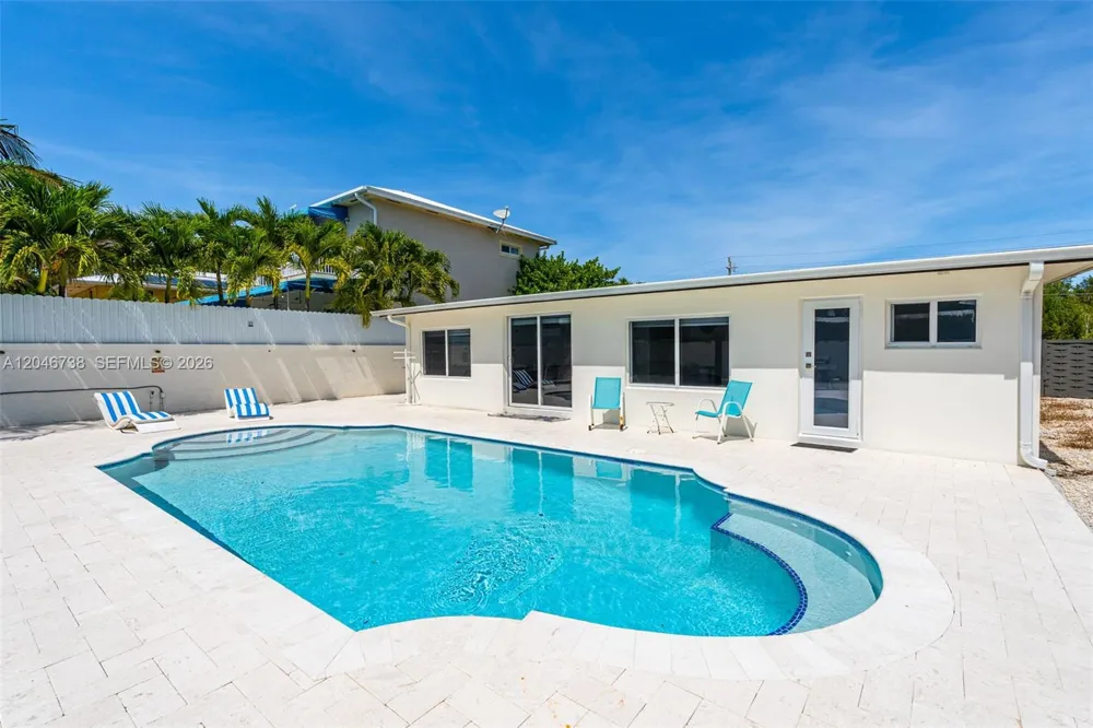 16 Fishermans Trl Key Largo, FL 33037