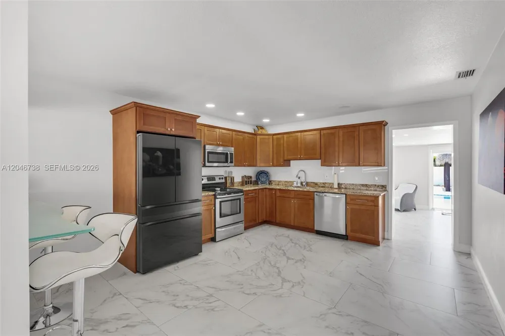 16 Fishermans Trl Key Largo, FL 33037