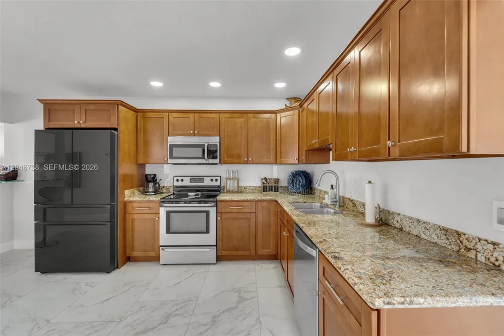 16 Fishermans Trl Key Largo, FL 33037