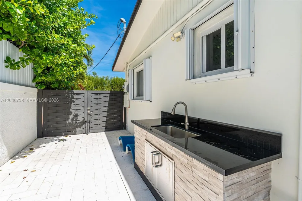 16 Fishermans Trl Key Largo, FL 33037