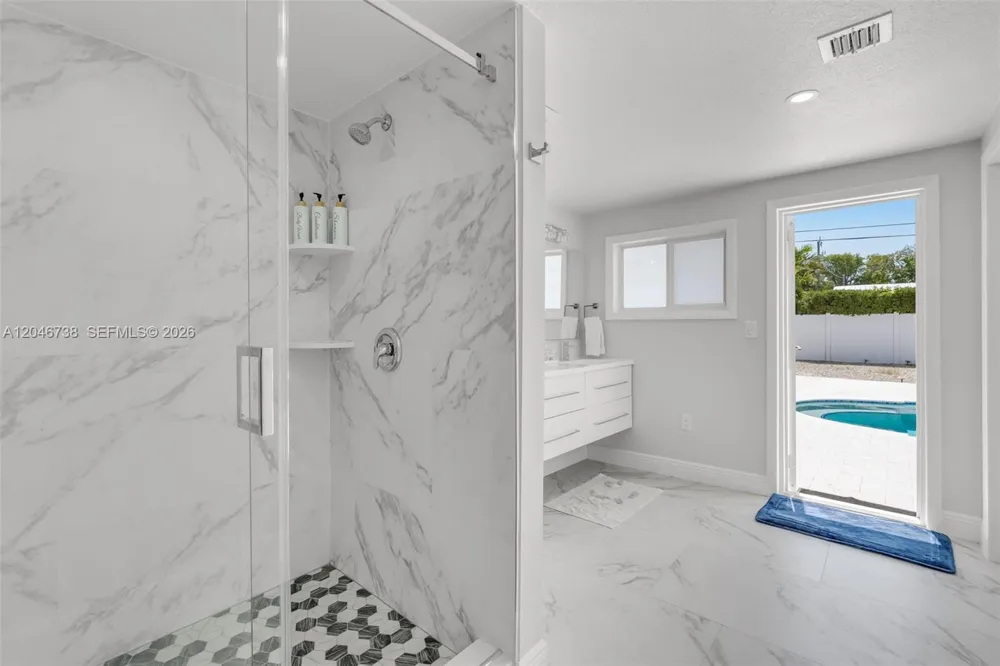 16 Fishermans Trl Key Largo, FL 33037