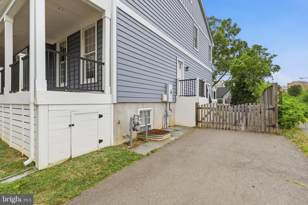 809 BUCHANAN STREET Arlington, VA 22203