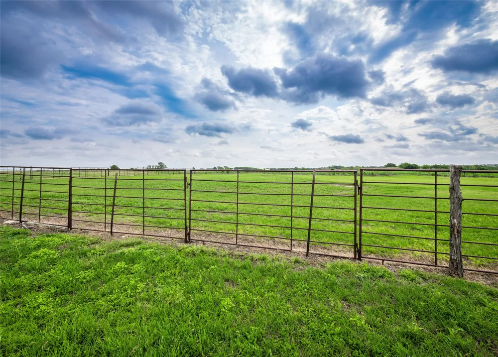 851 County Road 455 Coupland, TX 78615