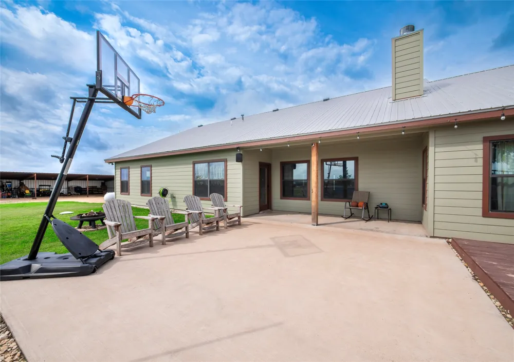 877 County Road 455 Coupland, TX 78615