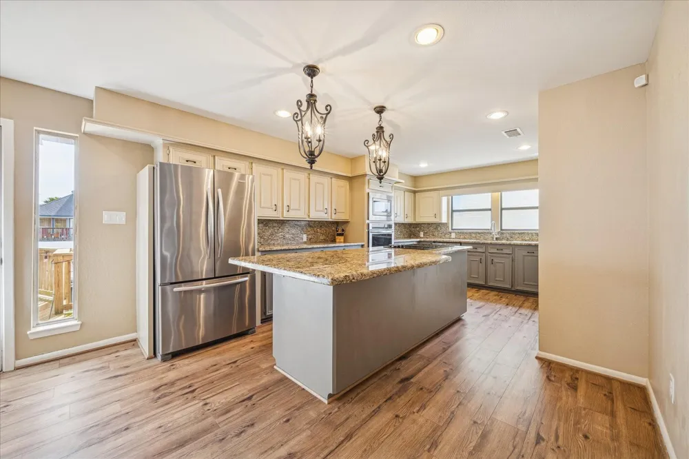 115 Bamaku Bend Tiki Island, TX 77554