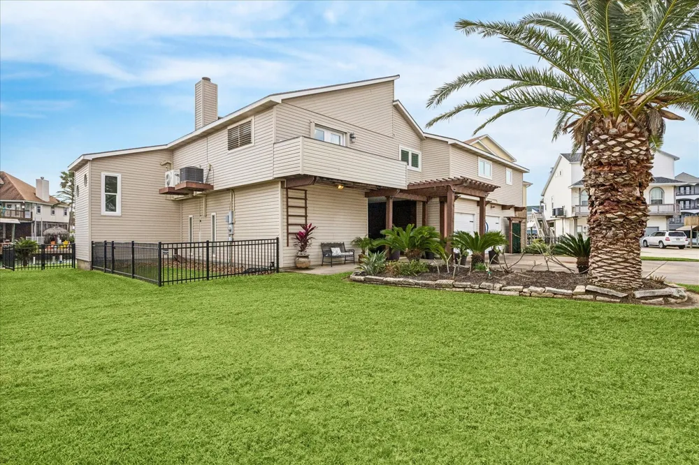 115 Bamaku Bend Tiki Island, TX 77554