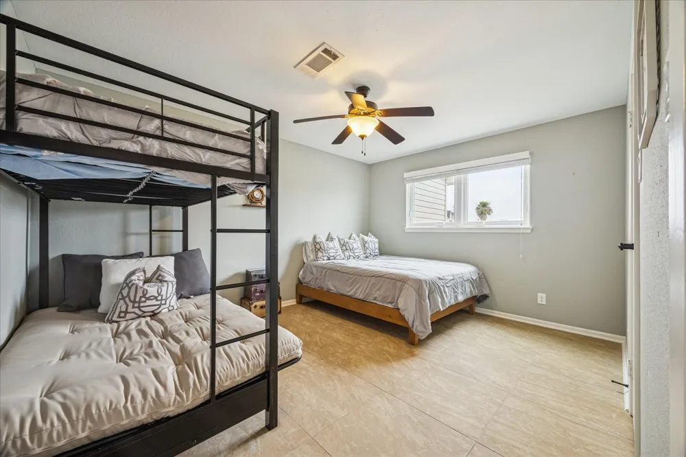 115 Bamaku Bend Tiki Island, TX 77554