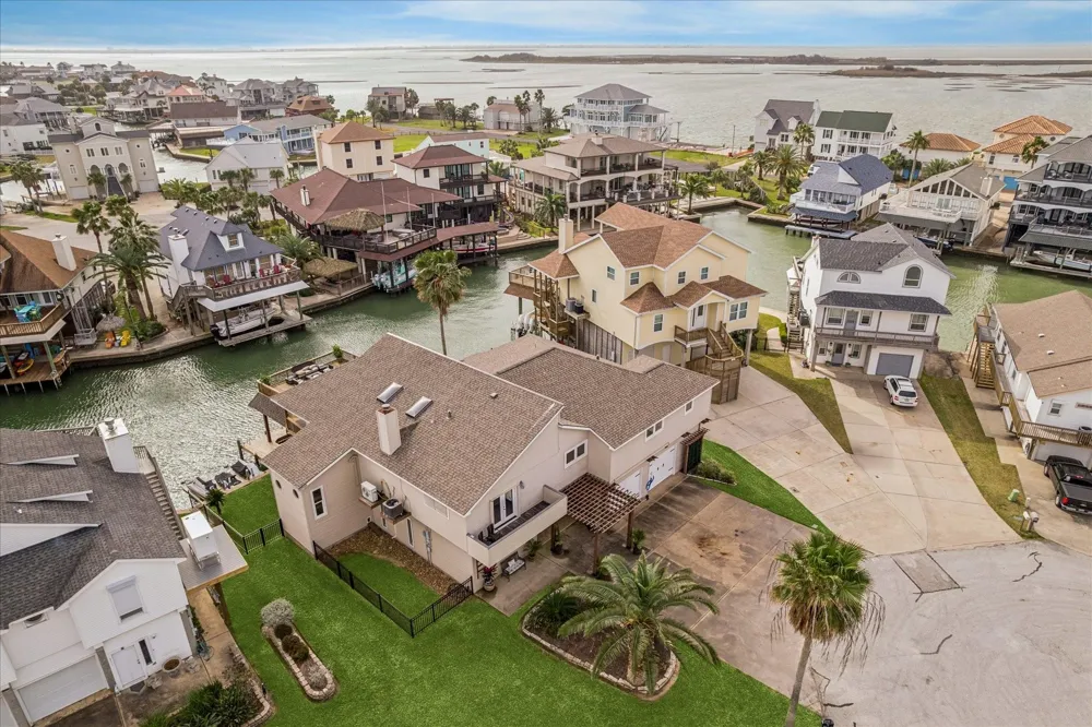 115 Bamaku Bend Tiki Island, TX 77554