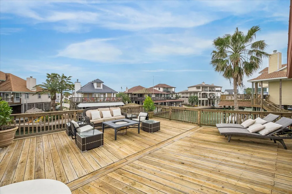 115 Bamaku Bend Tiki Island, TX 77554