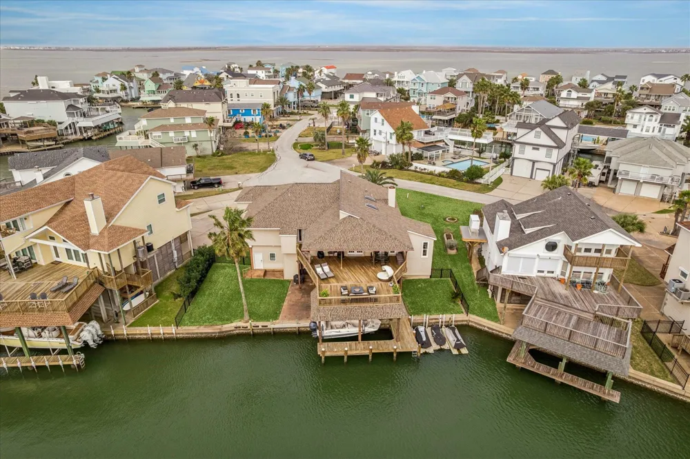 115 Bamaku Bend Tiki Island, TX 77554