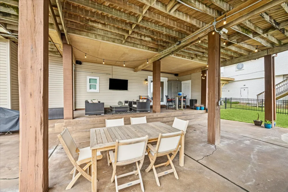 115 Bamaku Bend Tiki Island, TX 77554