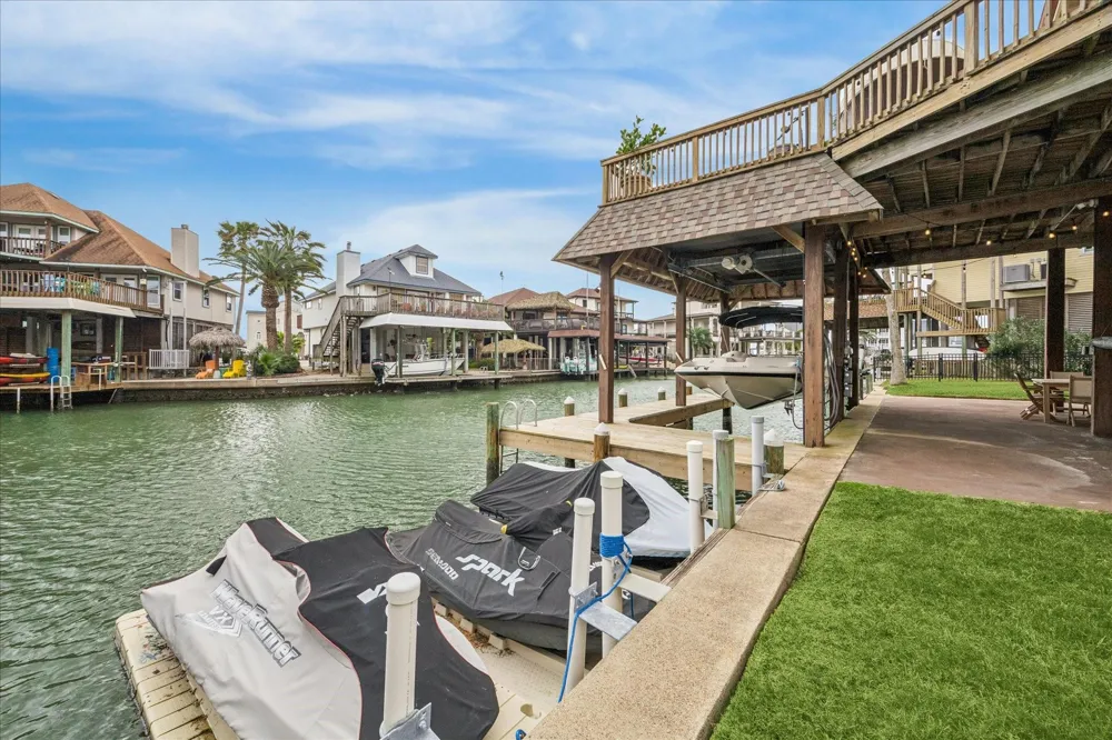 115 Bamaku Bend Tiki Island, TX 77554