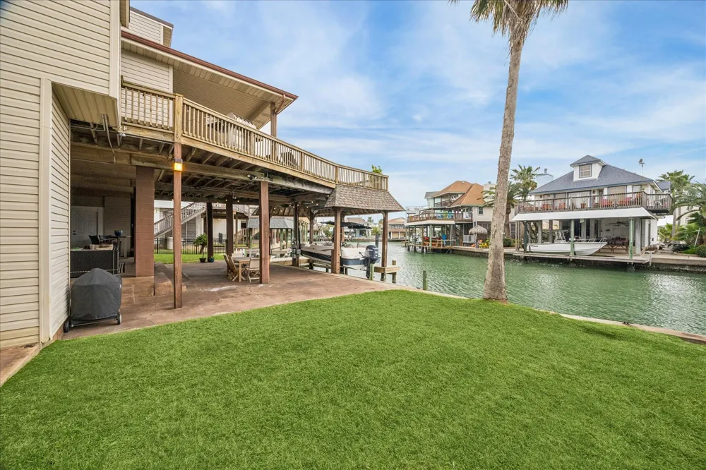 115 Bamaku Bend Tiki Island, TX 77554