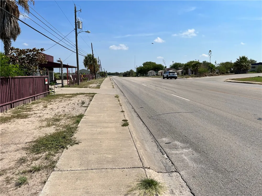 1213 N Harborth Three Rivers, TX 78071