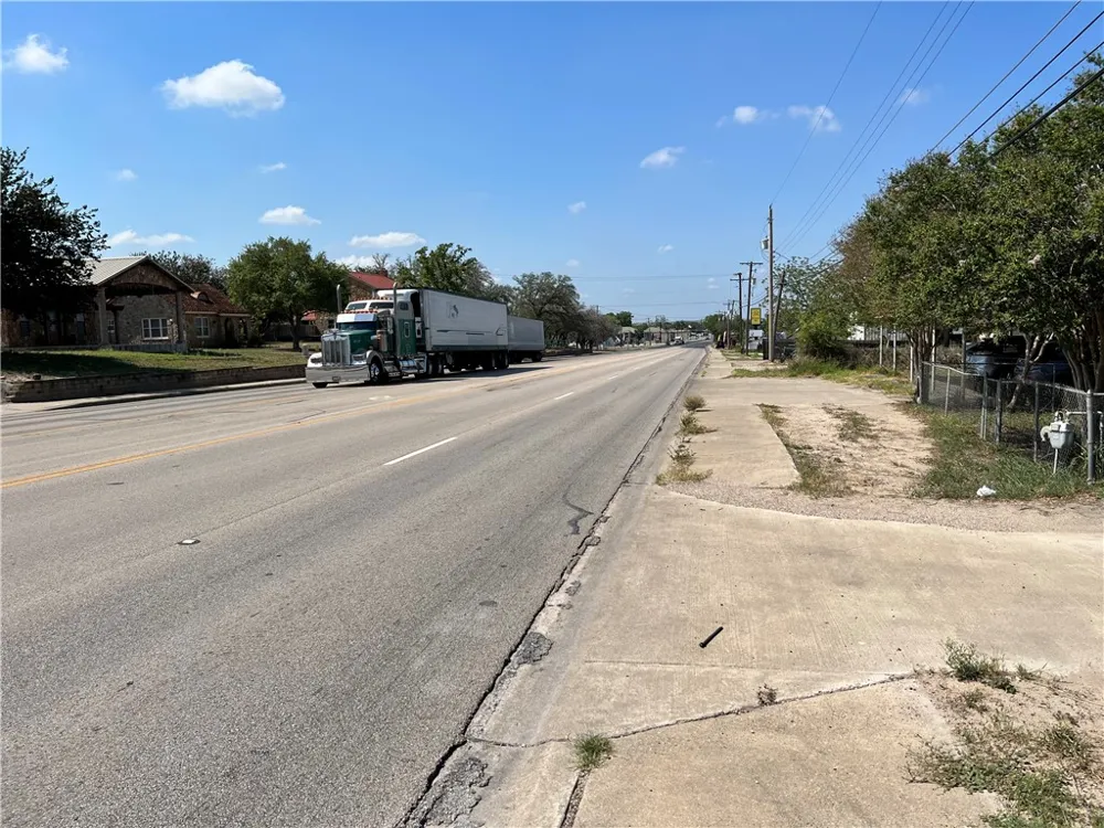1213 N Harborth Three Rivers, TX 78071
