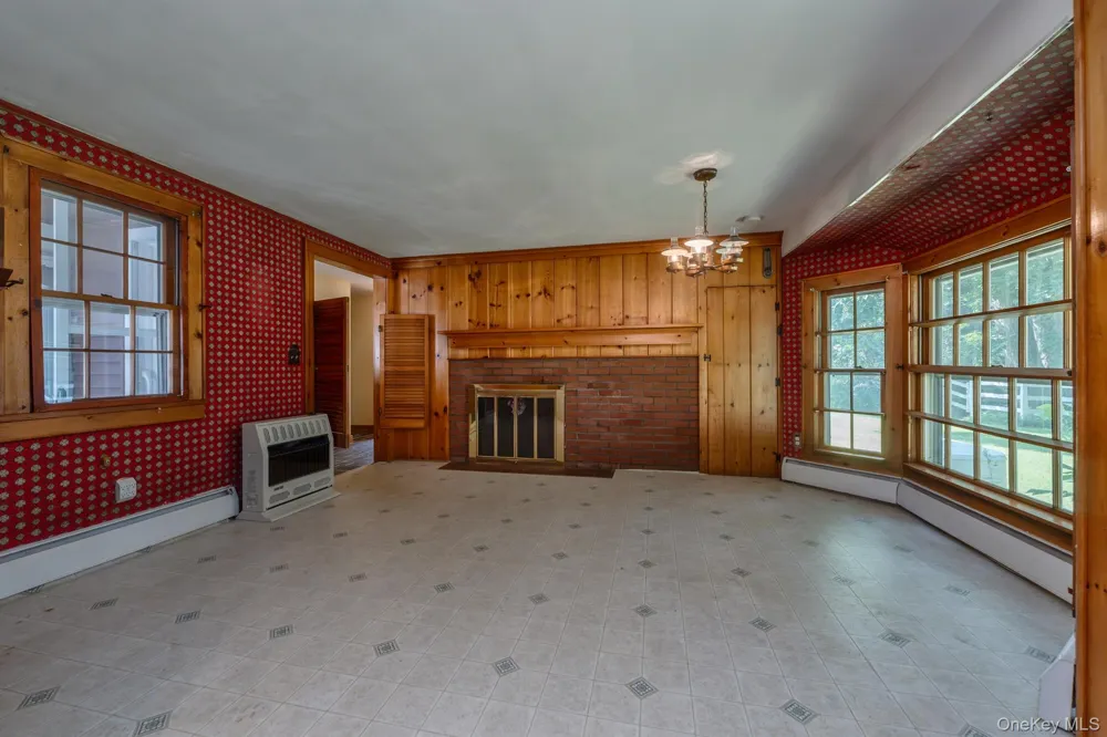 8 Carroll Street Tillson, NY 12486