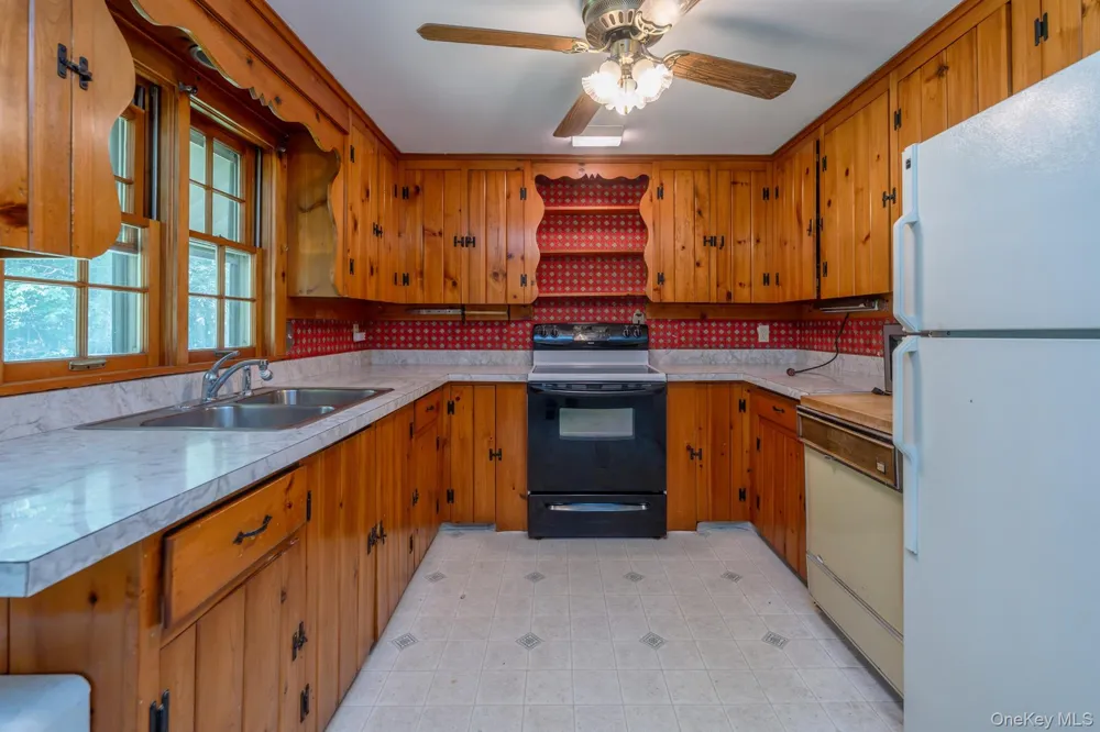 8 Carroll Street Tillson, NY 12486