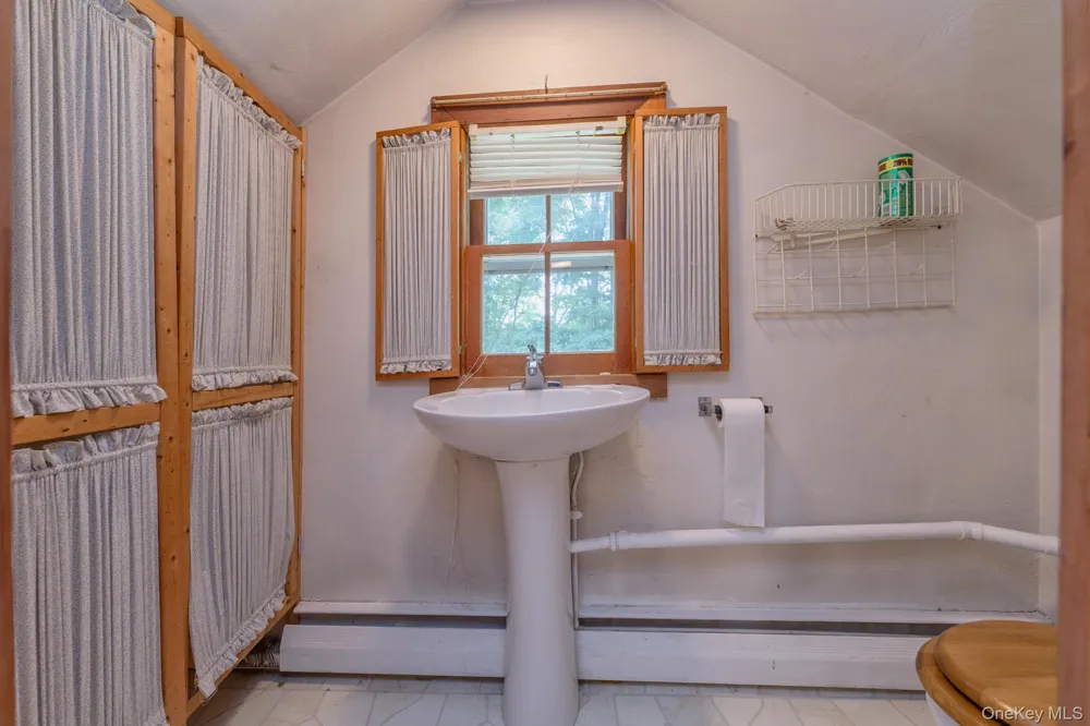 8 Carroll Street Tillson, NY 12486