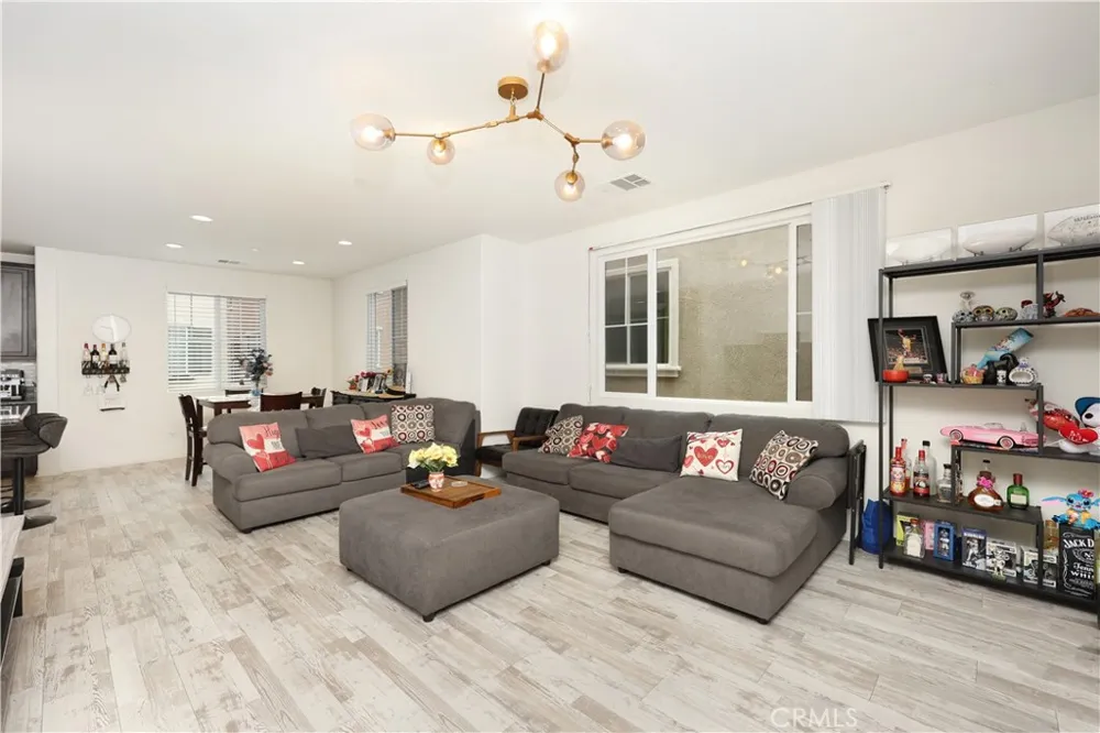2878 Foxtail Pomona, CA 91767