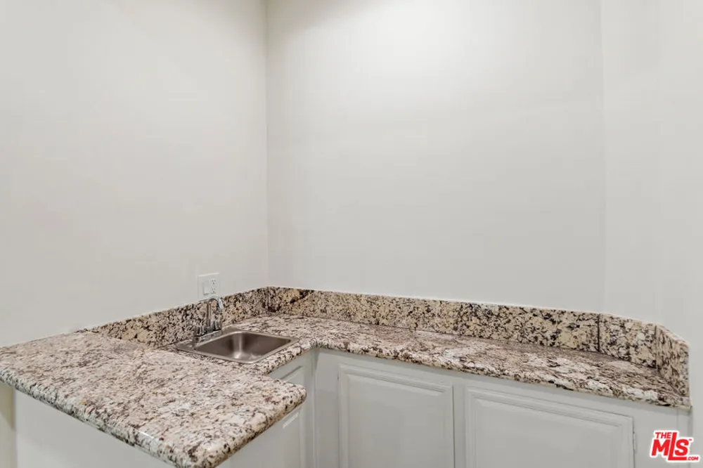 430 MAPLE DRIVE #203 Beverly Hills, CA 90210