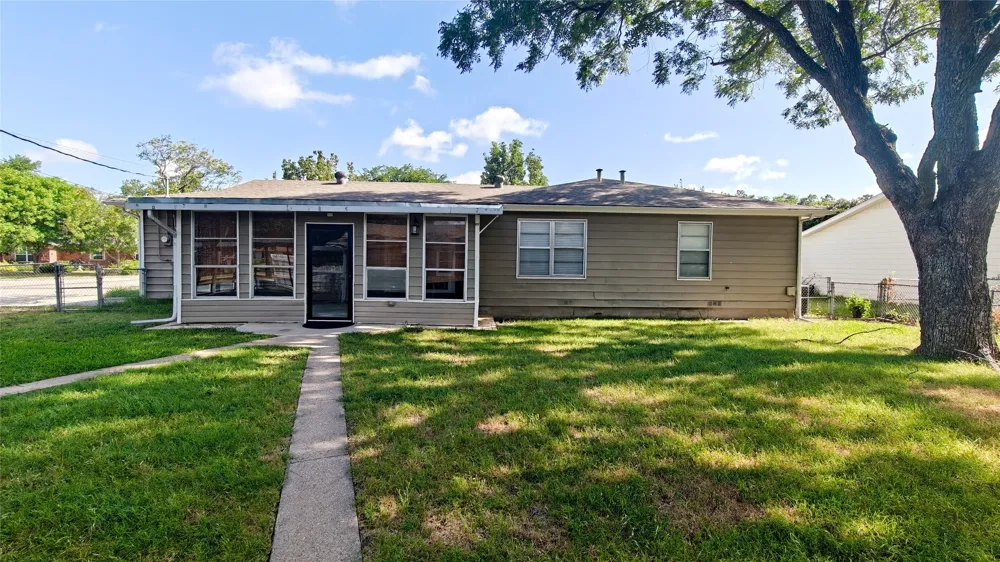 4800 Sabelle Lane Haltom City, TX 76117