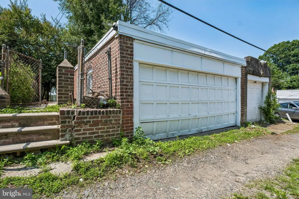 627 WALNUT STREET Darby, PA 19023