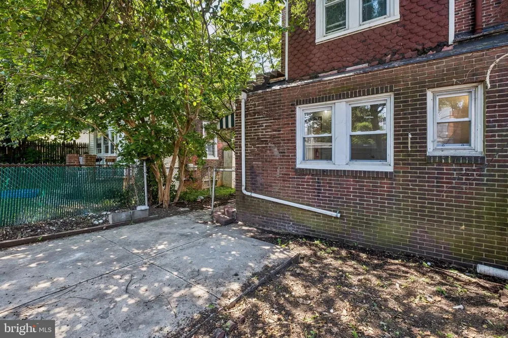 627 WALNUT STREET Darby, PA 19023