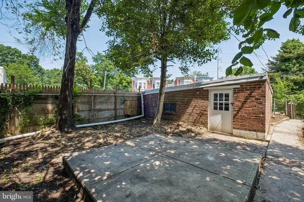 627 WALNUT STREET Darby, PA 19023