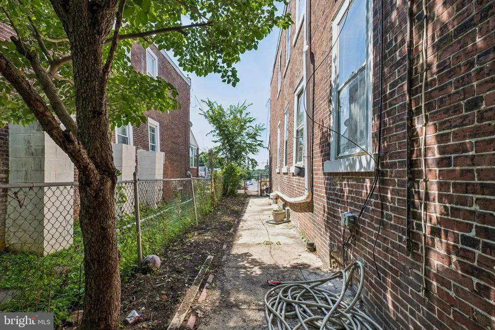 627 WALNUT STREET Darby, PA 19023