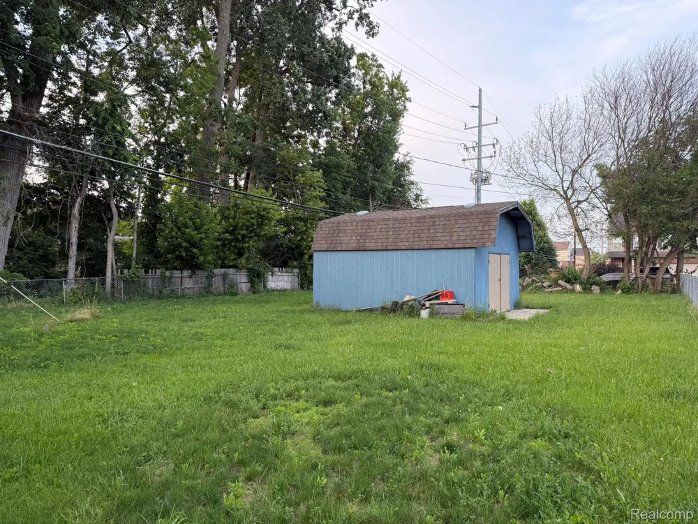 5775 N Dowling Westland City, MI 48185