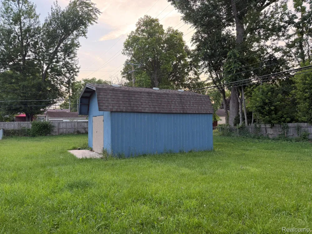 5775 N Dowling Westland City, MI 48185