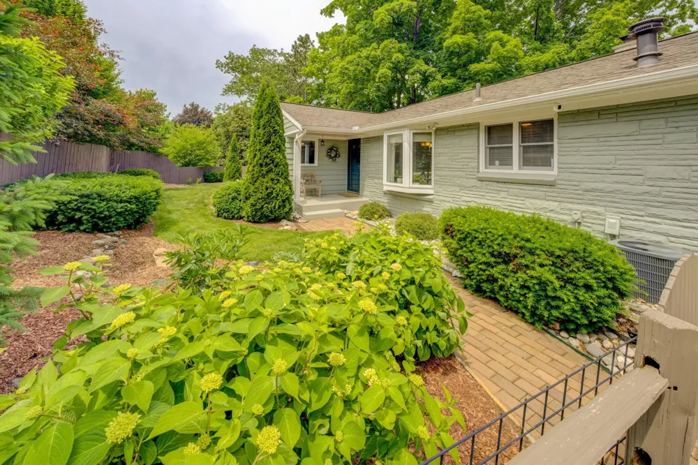 11711 S West Bay Shore Drive Elmwood Charter Township, MI 49684