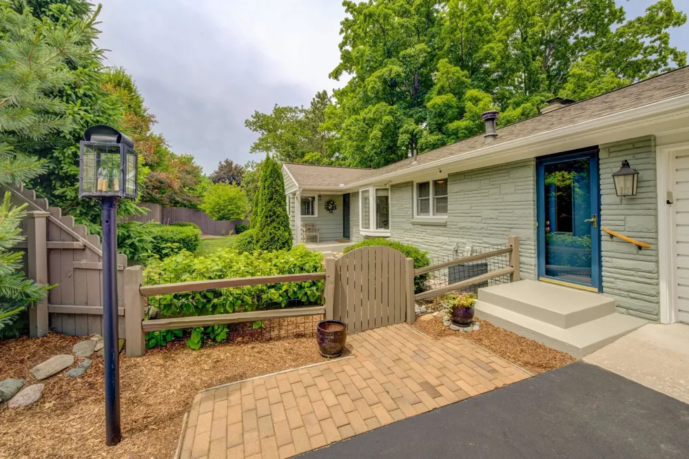 11711 S West Bay Shore Drive Elmwood Charter Township, MI 49684