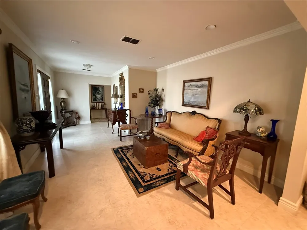 100 Hazel Avenue Three Rivers, TX 78071