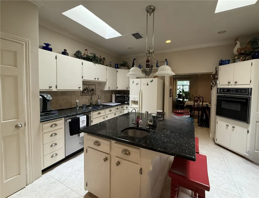 100 Hazel Avenue Three Rivers, TX 78071