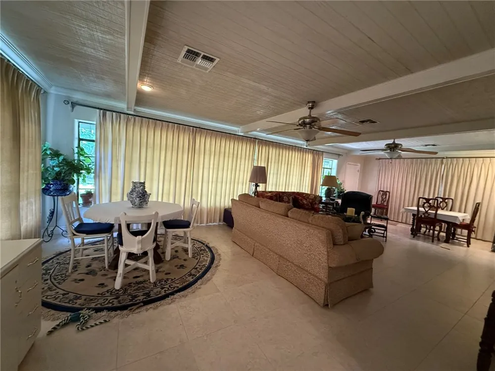 100 Hazel Avenue Three Rivers, TX 78071