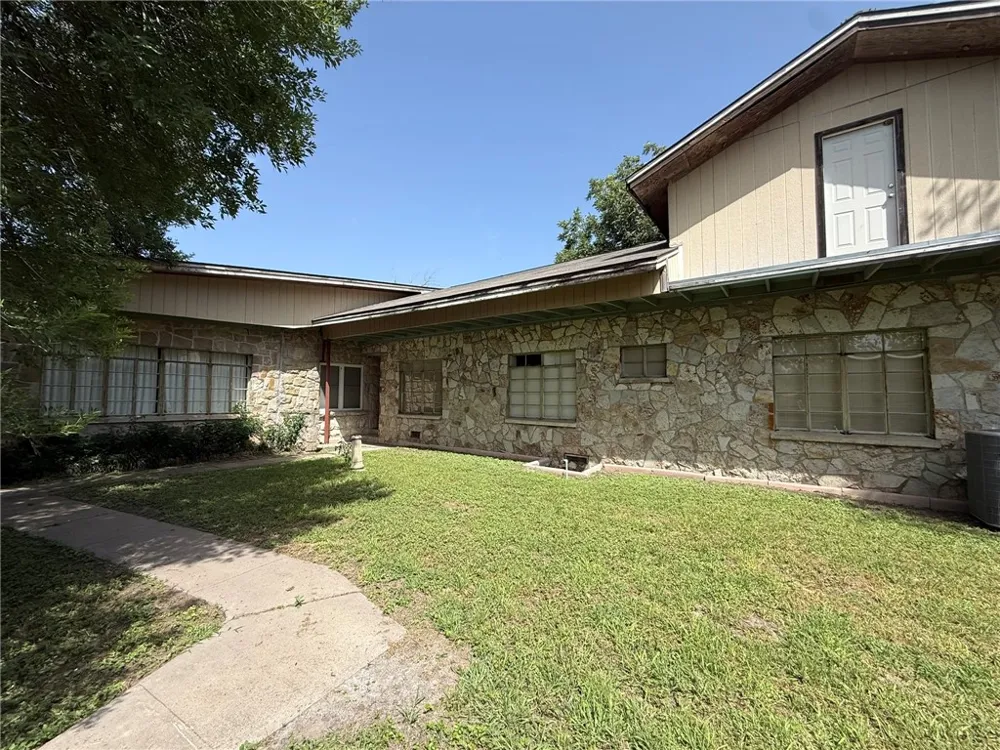 100 Hazel Avenue Three Rivers, TX 78071