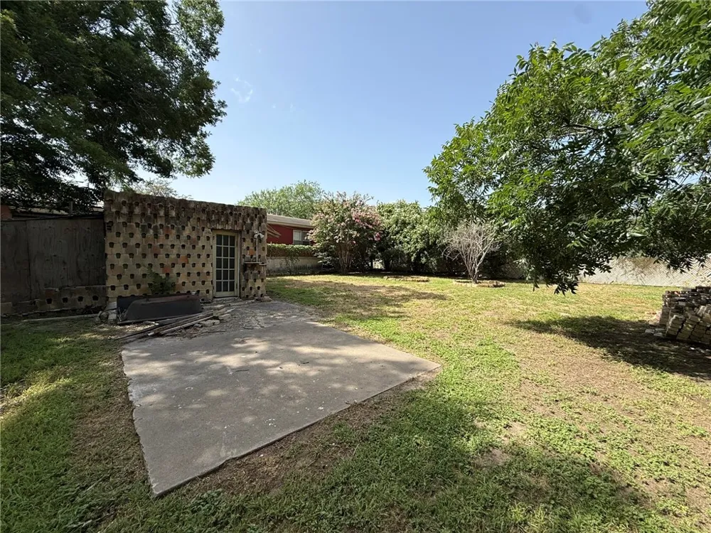 100 Hazel Avenue Three Rivers, TX 78071