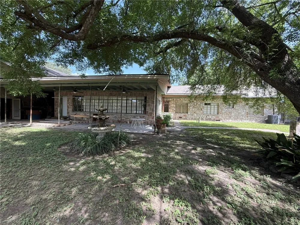 100 Hazel Avenue Three Rivers, TX 78071