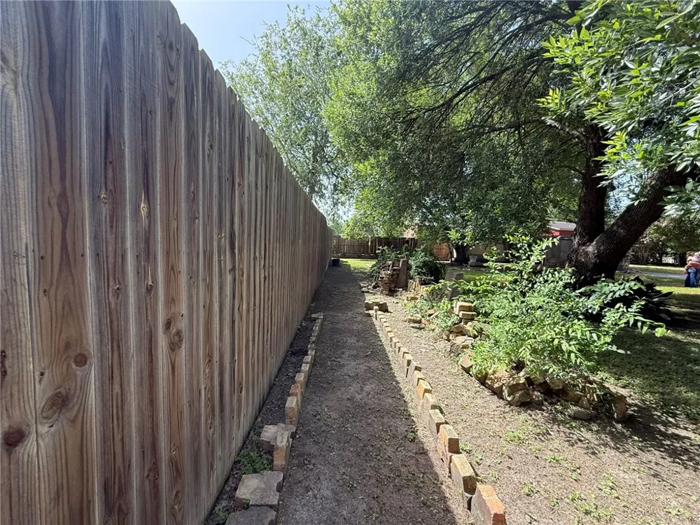100 Hazel Avenue Three Rivers, TX 78071