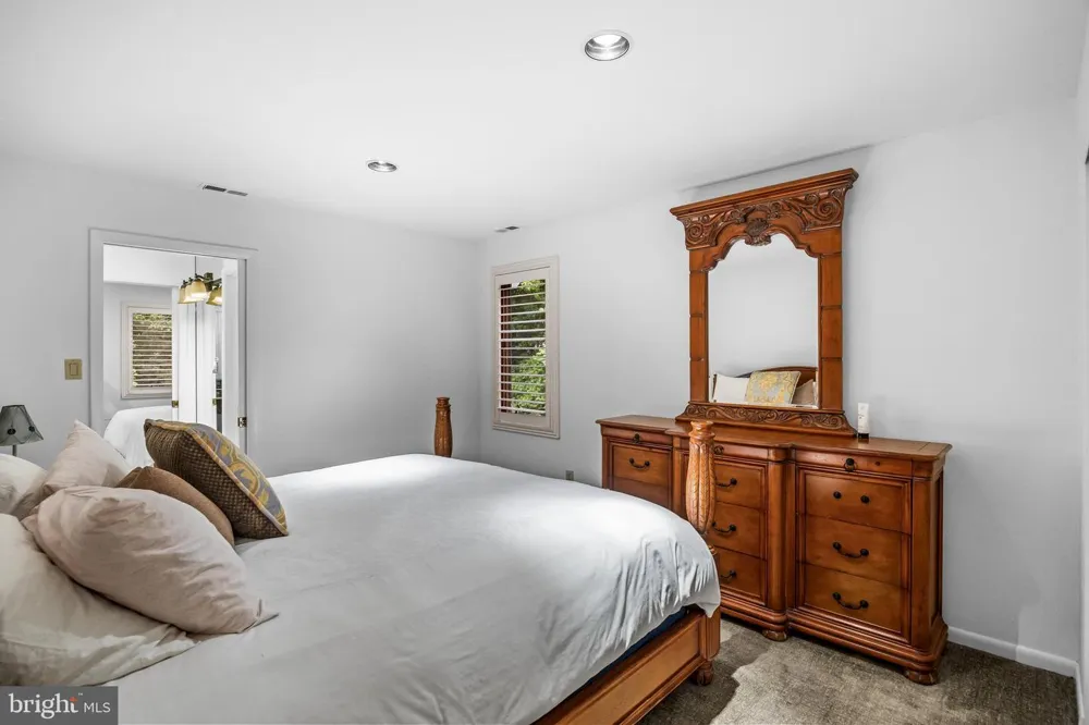 14 E RIDING DRIVE Cherry Hill, NJ 08003