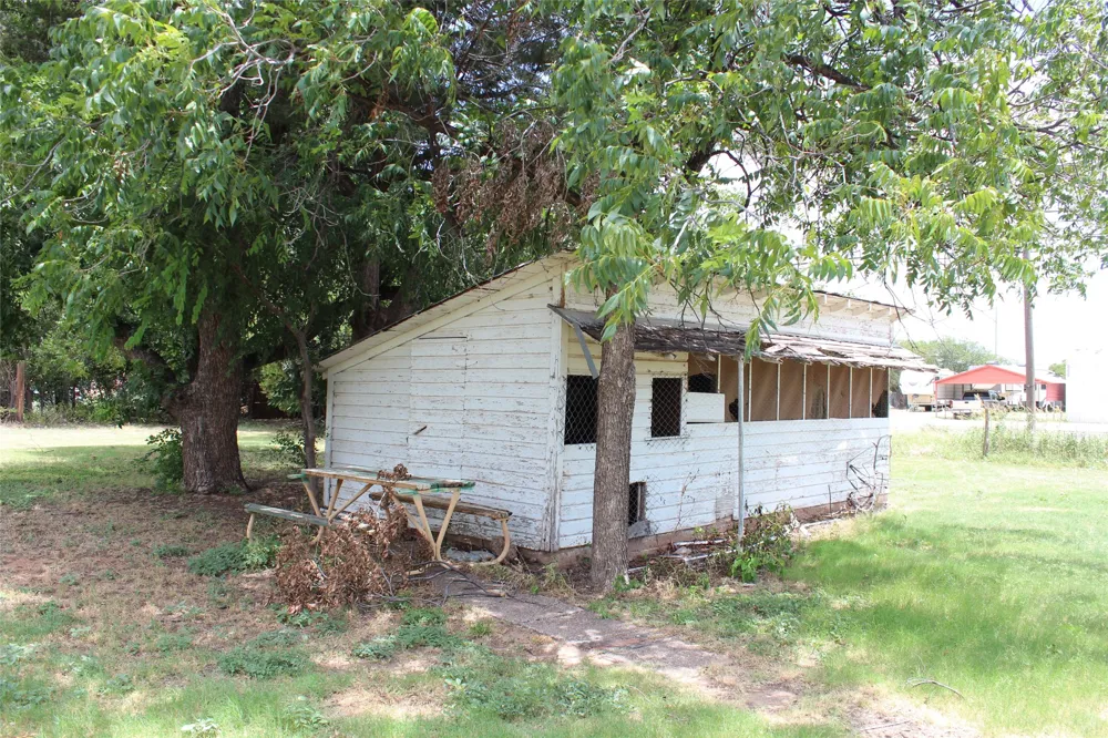 410 Munday Avenue Munday, TX 76371