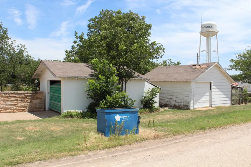 410 Munday Avenue Munday, TX 76371