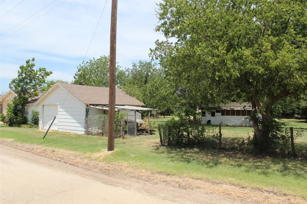 410 Munday Avenue Munday, TX 76371